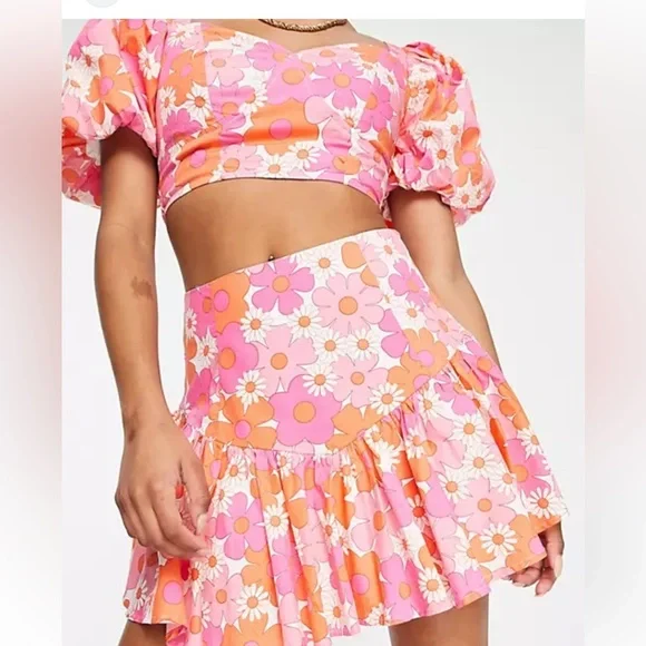Collective the Label Petite exclusive frill hem mini skirt in 60s floral… - Picture 4 of 16